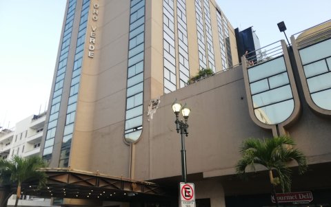 Uno de los hoteles de la ciudad también sufrió daños.