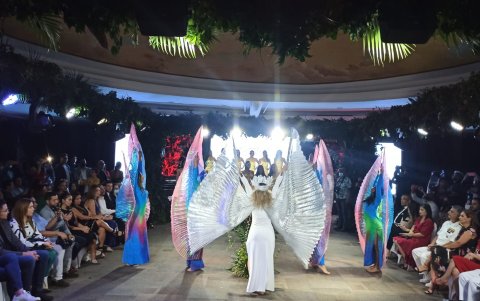 Performance para develar la corona.