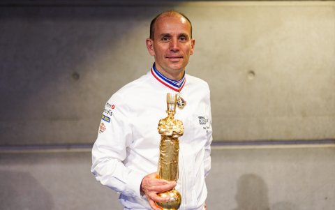 Con la medalla y el reconocimiento que lo acreditan como el mejor chef de Francia.