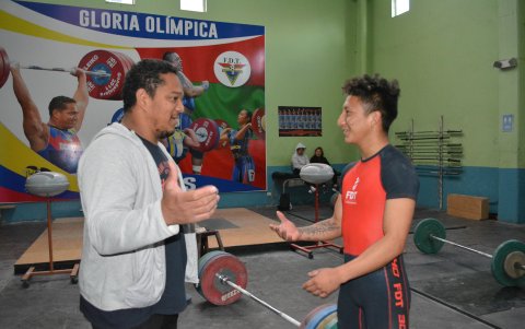 Eduardo Guadamud, entrenador de Alexis, en un ameno diálogo.