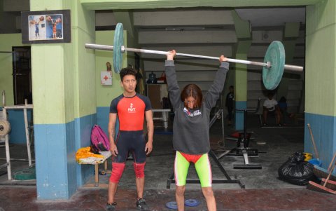 Alexis Endara mira a su hermana Doménica, quien también practica la halterofilia