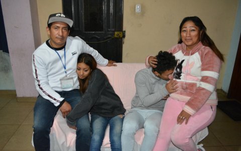 Alexis Endara, jcon su madre Blanca Criollo, su padre Édison Endara, y su hermana Doménica.