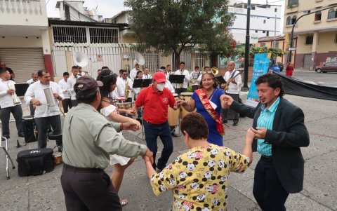 Una orquesta sinfónica también participó del evento, la gente se unió al baile.