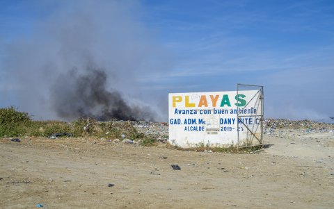 El letrero que da la bienvenida al lugar. Su mensaje es contradictorio a la realidad.