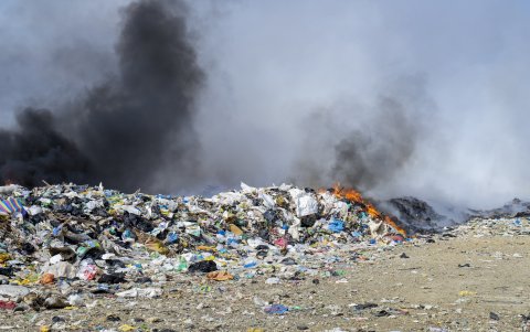 La falta de maquinarias para enterrar la basura agudiza la problemática.