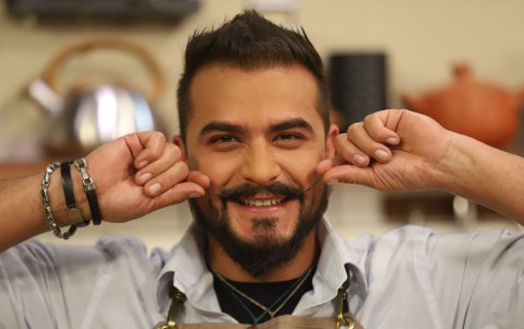 El exparticipante de MasterChef cuida con espero sus particulares bigotes.
