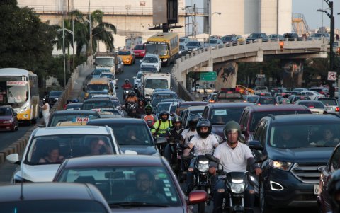Sin control. En la avenida de las Américas, en Guayaquil, la presencia de los agentes de tránsito es nula. Allí, el congestionamiento es diario pasadas las 18:00, según denuncian.