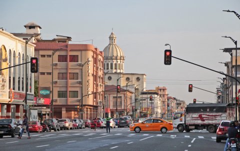 La ciudadanía cuestiona que precisamente en las avenidas Quito y Machala, donde sí funciona la sincronización de semáforos, además haya agentes.