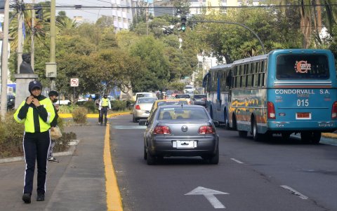 Captados. Dos agentes están en una misma esquina de la avenida Patria, en la capital, sin dar tránsito