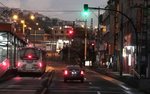El semáforo cumple su rol libremente.  3. Desincronizados. En la avenida Teniente Hugo Ortiz, sur de Quito, las luces están descontinuadas y generan confusión en peatones y conductores.