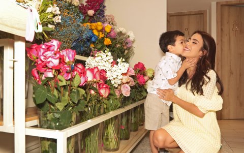 Bertha Serrano junto a su hijo.