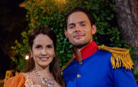 Los actores venezolanos Ana Karina Casanova y Emmanuel Palomares forman parte del elenco.