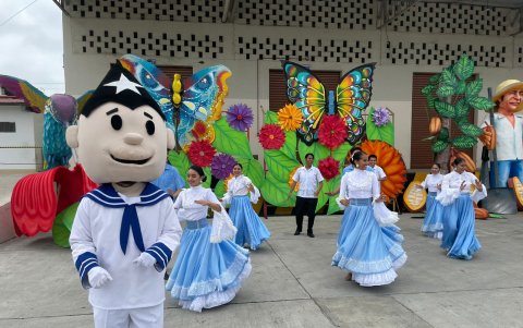 En medio de bailes se presentó el evento por las fiestas de Guayaquil