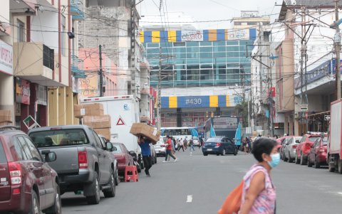 Situación. En los pisos de algunos edificios se observan las cajas de mercadería, además de colchonetas.