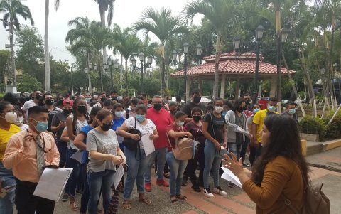 Un grupo de aspirantes a entrar a la universidad pública espera su turno para rendir la prueba Transformar en la Universidad de Guayaquil, en marzo de 2022,