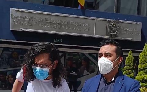 Dirigentes de la FEUE se pronuncian sobre la eliminación del examen de ingreso a la universidad, en Quito, este lunes 18 de Julio de 2022.