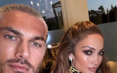 El estilista Chris Appleton junto Jlo.