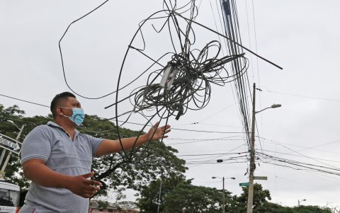 El desorden y acumulación de cables causan molestias al caminar por varios sectores del sur de la ciudad.