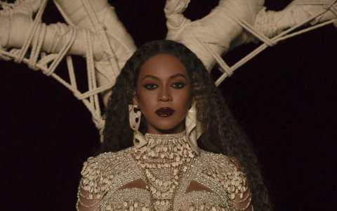 Para sus fans, todo lo que toca lo hace arte.