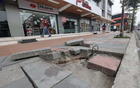 Riesgo. En la esquina de la calle Alfredo Sáenz se contabilizan tres obstáculos: los cables levantados, huecos y cañas con metales que sostenían uno de los carteles del proyecto.