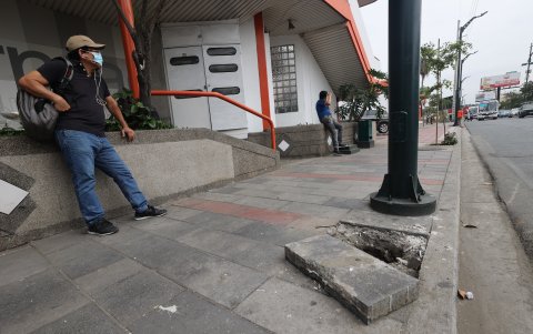 Quejas. Los ciudadanos que frecuentan la zona critican el trabajo ejecutado por la contratista, pues no hay señales de advertencia.