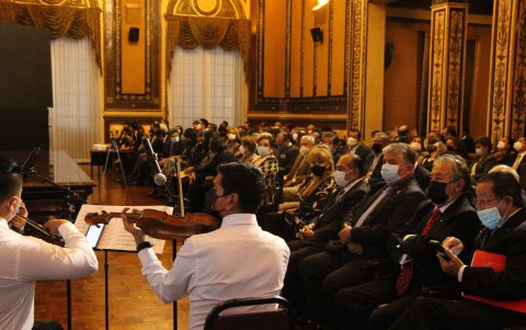 Un grupo de violinistas acompañó a los representantes de la Masonería durante el homenaje.