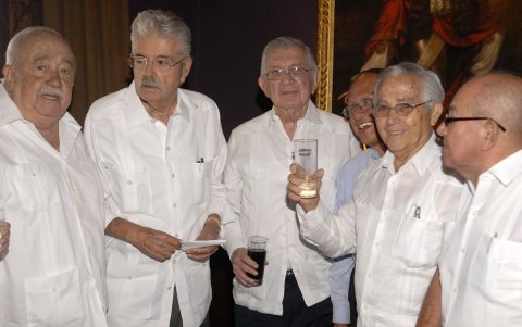 Amigos de toda la vida. De izquierda a derecha, Juan Parra, León Febres Cordero, Galo Martínez Merchán, Celim Rodríguez, Enrique Ramos y Pedro San Andrés.