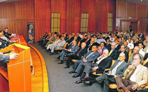 Liderazgo. Galo Martínez Merchán mostró no solo su preocupación por los problemas nacionales, sino que hizo foros y conversatorios para buscar soluciones.