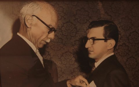 José María Velasco Ibarra fue más que su íntimo amigo, fue su guía y maestro. Galo Martínez Merchán lo visitaba en su exilio en Buenos Aires.