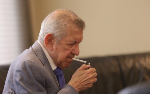 Tres grandes placeres. El café, los cigarrillos y los libros no le podían faltar a Galo Martínez Merchán.

Agencia (ag-expreso)