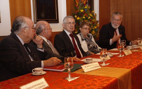 El Fundador. No fue uno, sino cinco los periódicos que Galo Martínez fundó: La Razón, EXPRESO, EXTRA, El Tiempo y La Hora. Y la revista Amazonas. En la foto, con sus socios y amigos con los que comenzó Granasa:  Antonio Parra Gil, Jorge Vivanco, Esther Avilés. Y con su amigo, en la política y el periodismo: Francisco Huerta.