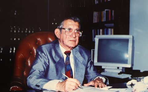 Incansable. Llegaba siempre a las 08:00 a su oficina. Lo primero que hacía era agarrar su café y revisar todos los diarios.