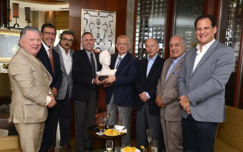 La Asociación Ecuatoriana de Editores de Periódicos (Aedep) le entregó el Premio a las Libertades, por su lucha incansable por la libertad de expresión.