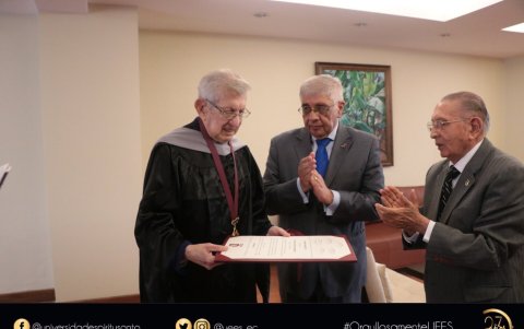 La UEES le entregó la medalla Doctoral Honoris por su lucha por la libertad de expresión.