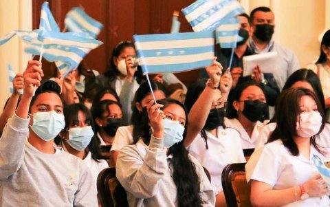 Durante el evento, los estudiantes flameaban banderines con lo colores celeste y blanco.