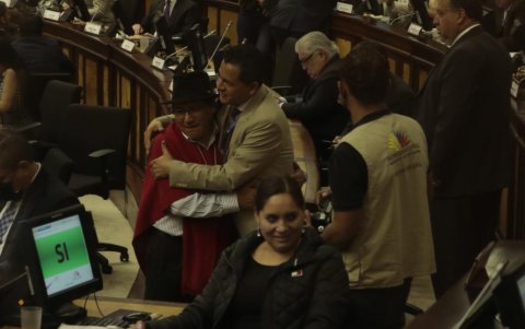 El legislador Darwin Pereira es felicitado por sus coidearios luego de su elección.