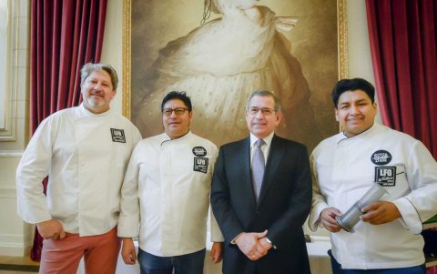 El embajador José Luis Salazar acompañado de los chefs Miguel Monar, Luis Uyama y Jairo Sanguña.