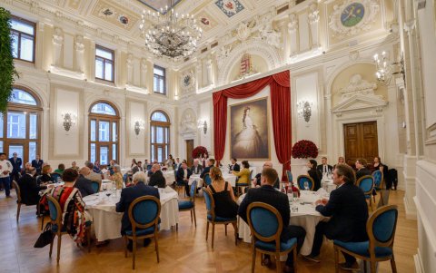 Los invitados durante la cena realizada en los elegantes salones del Hotel Aurea Ana Palace, en Budapest.