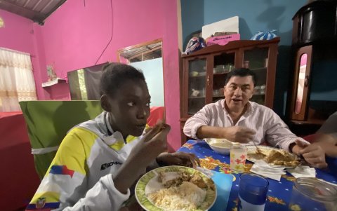 Maité degustando un sabroso platillo en su hogar de La Troncal.
