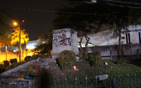 Daños. Este es el estado de los parques y estructuras aledaños a los pasos peatonales. Hay basura, grafitis, botellas de alcohol y hasta ropa tirada.
