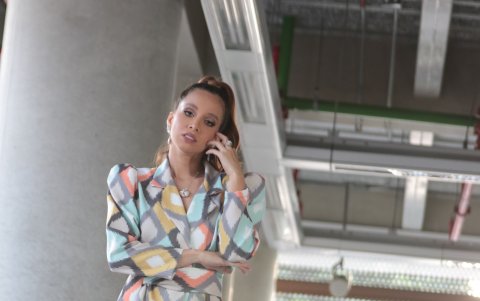 Doménica González con un outfit de colores vibrantes y estilo ejecutivo