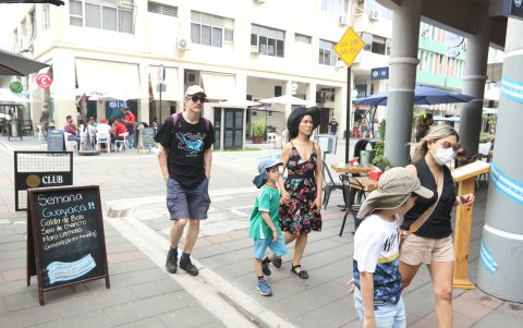 Turistas recorriendo calle Panamá en busca de disfrutar la oferta gastronómica