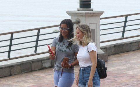 Turistas caminando en Malecón Simón Bolívar.