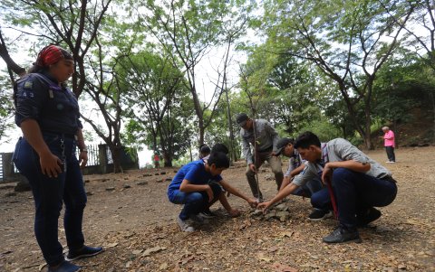 Ya sea solos, con familiares o en grupos, diferentes personas visitan esta área natural del bosque. Allí, no solo realizan actividades recreativas,  también sirve para ‘desconectarse’ de la ciudad.