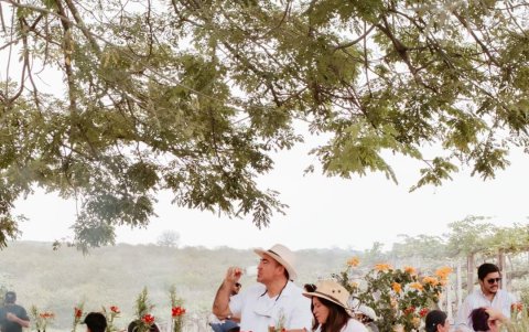 Dos Hemisferios. La celebración al aire libre y en contacto con la naturaleza es lo que ofrece el viñedo. También tendrá música en vivo. Está ubicado en San Miguel del Morro.
