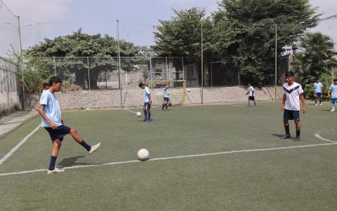 En frente de Ciudad Victoria hay una escuela de fútbol que tiene el mismo nombre de esa ciudadela.