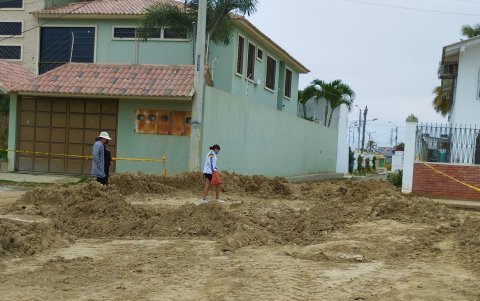 Tierra. En la calle principal de Costa de Oro, hay montículos de tierra que dificultan el paso. En unos tramos, las lomas han quedado, pese a que la calle ya fue intervenida para el alcantarillado.