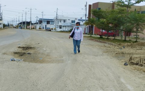 Huecos. El que se observa en la imagen es apenas uno de los que existen en el camino.