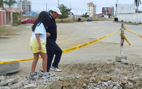 En la ciudadela se observan varios montículos de tierra que dificultan todavía más el paso.