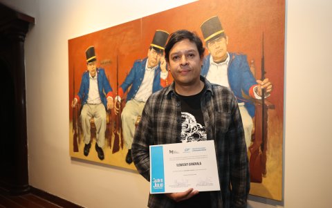 Ilowasky Ganchala, nacido en Guaranda, con la obra Granadero, obtuvo el segundo lugar
